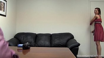 Привлекательная телка с маленькими сисяндрами ебется в попочку на диване