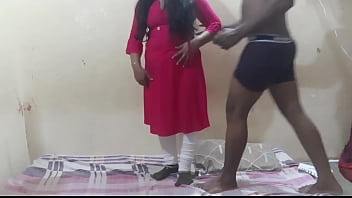 Негритяночка лижет вагину подруги покуда мужчина пердолит девчушку в анал